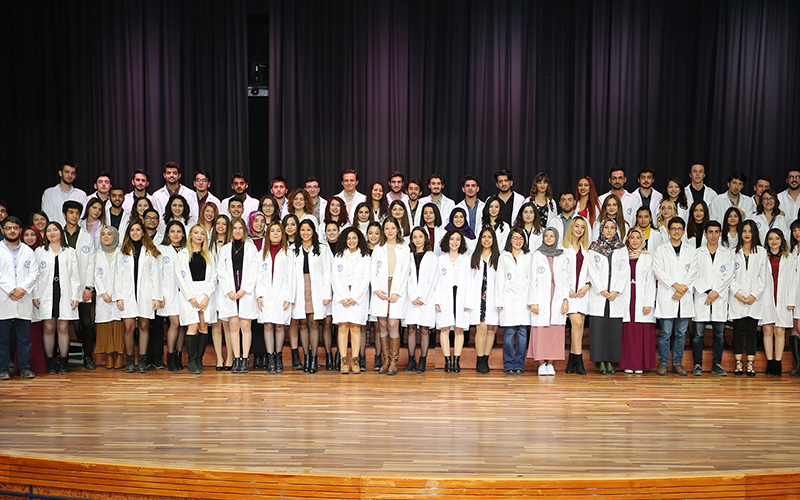 PAÜ Diş Hekimliği Fakültesi öğrencileri beyaz önlük giydi