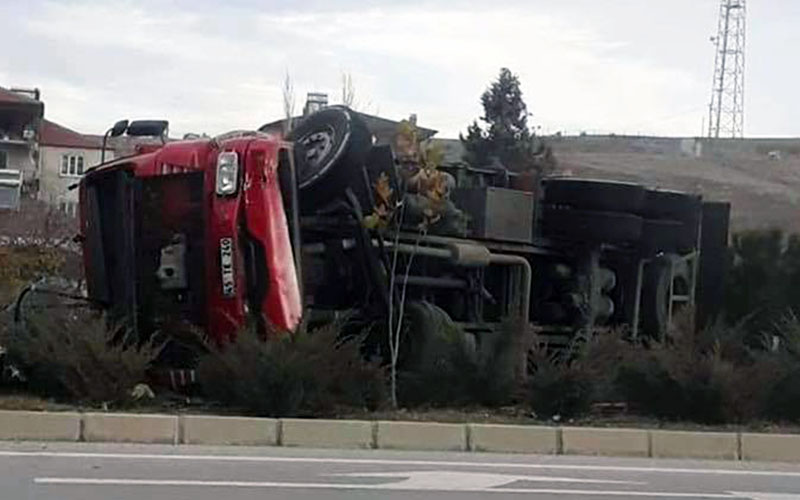 Denizli-Ankara karayolunda kamyon devrildi