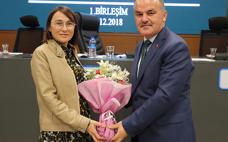 Gürlesin’den kadın meclis üyelerine çiçek buketi