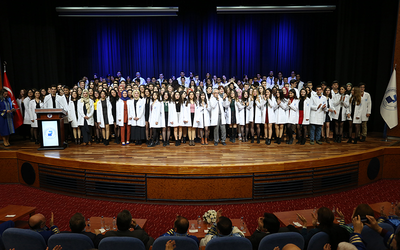 PAÜ Tıp Fakültesi öğrencileri beyaz önlük giydi