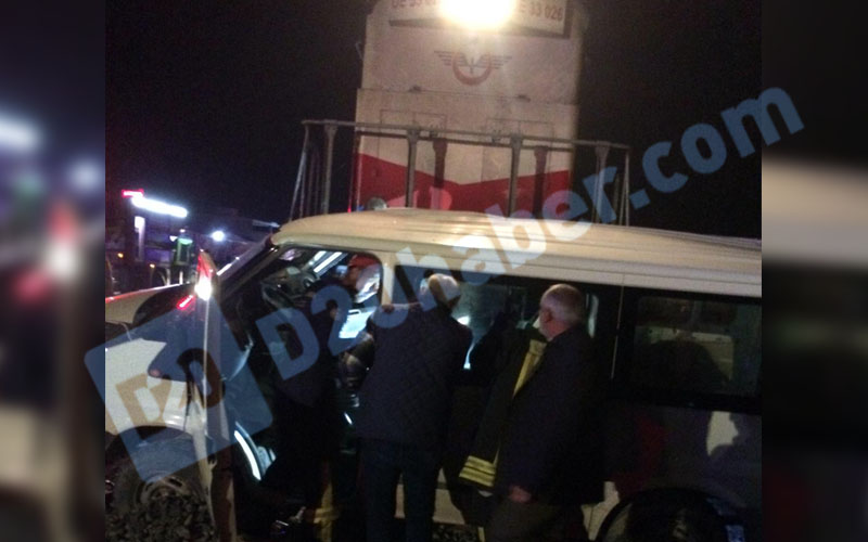 Tren hemzemin geçitte çarptığı aracı metrelerce sürükledi