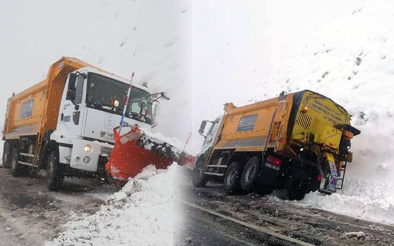 Kar küreme aracının devrilmesini tepe önledi