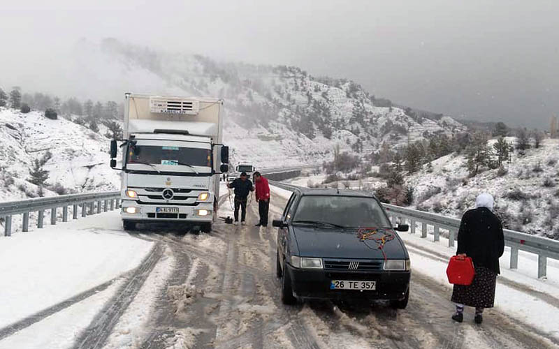 Kar geri geldi, araçlar kayıp yoldan çıktı