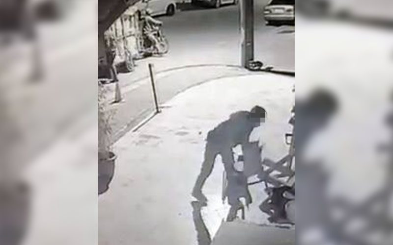 Atık toplamak için geldiler, sandalyeleri alıp gittiler
