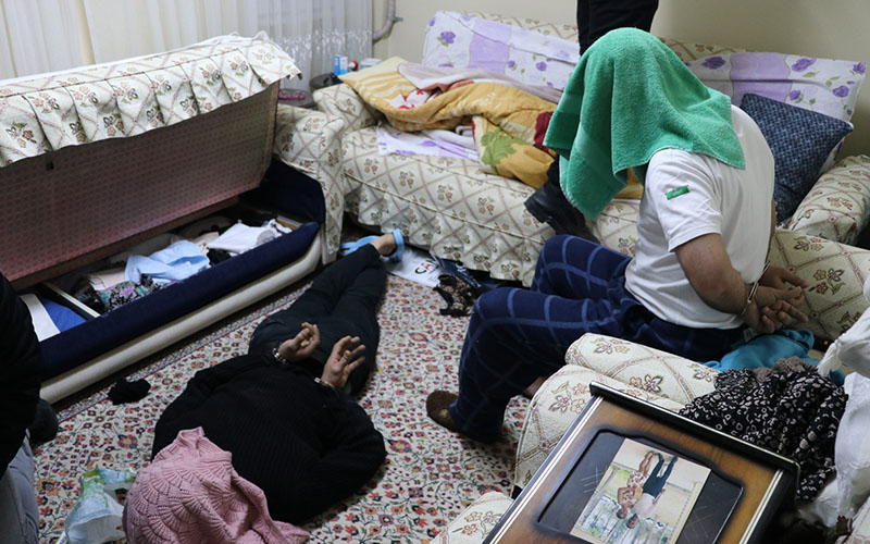 Oğlunun sakladığı uyuşturucuyu polise teslim etti