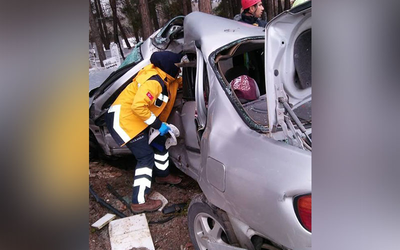 Mezarlık duvarına çarpan otomobilin sürücüsü yaralandı