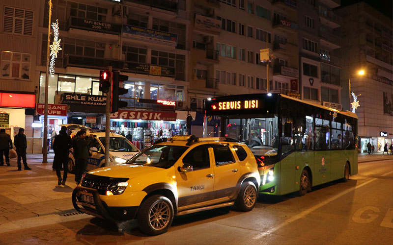 El freni çekilmeyen taksi, belediye otobüsüne çarptı