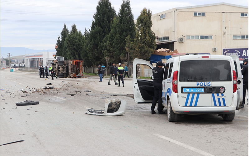 Çöp kamyonuyla polis aracı çarpıştı: 2 yaralı