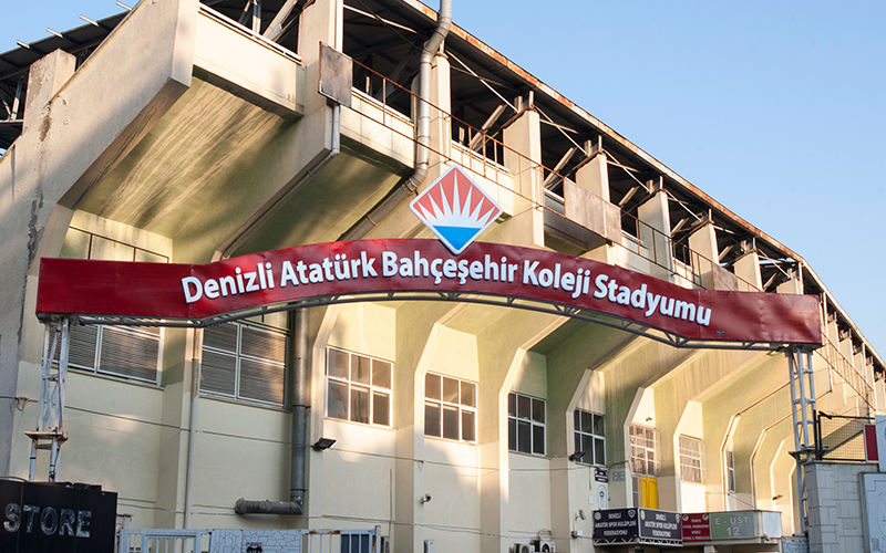 Bakanlık onayı gelmeden Atatürk Stadı’nın isim değişikliği tabelasını astılar