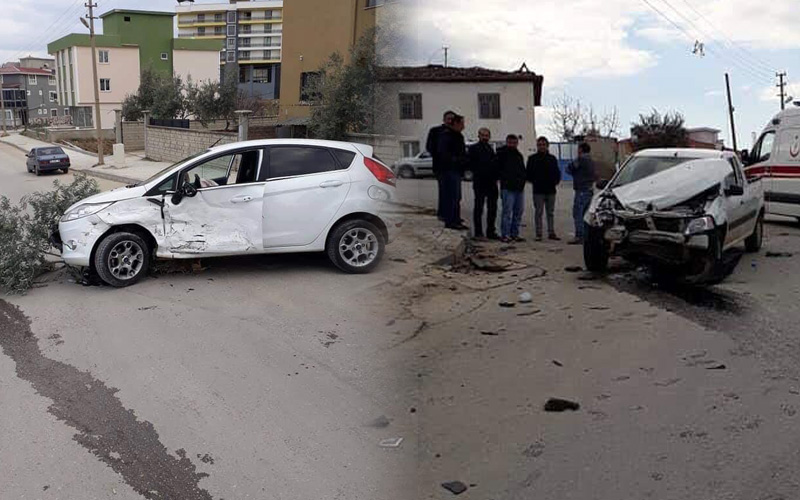 Kavşakta 2 araç çarpıştı