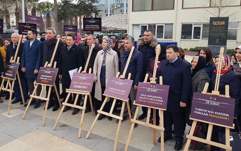 AK Partililer, 28 Şubat için Çınar Meydanı’na çıktı