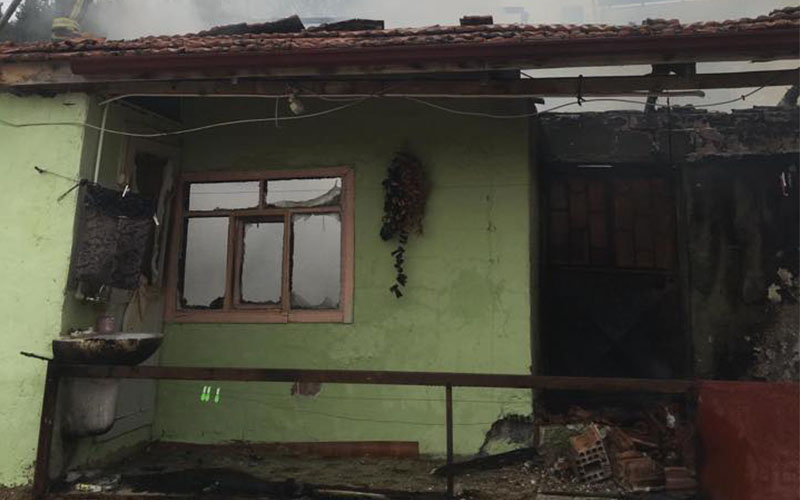 Alevlere teslim olan ev, içerisindeki eşyalarla yandı