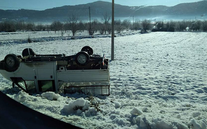 Kamyonet tarlaya yuvarlanıp ters geldi