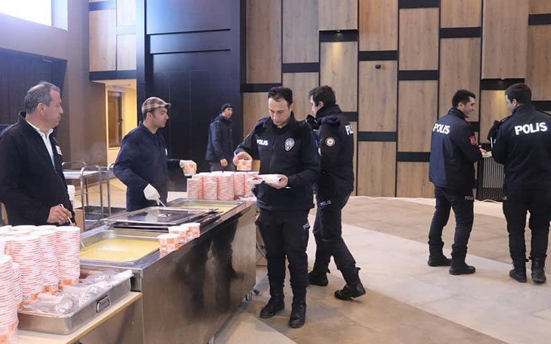 Polislere açık büfe kahvaltı