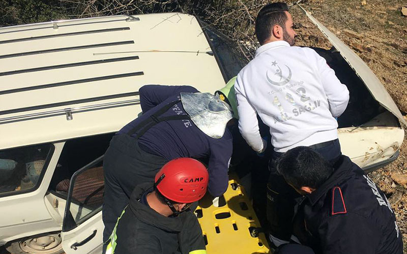 Sürücüyü itfaiye ekibi kurtardı