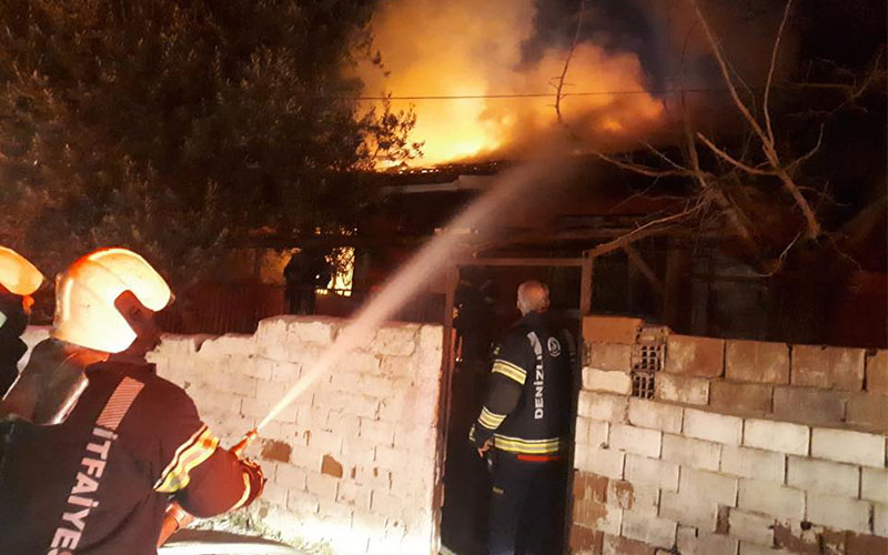 Çıkan yangında alevler evi yuttu