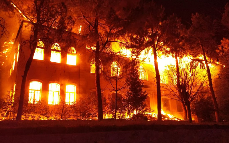 Tarihi okuldaki yangın söndürüldü
