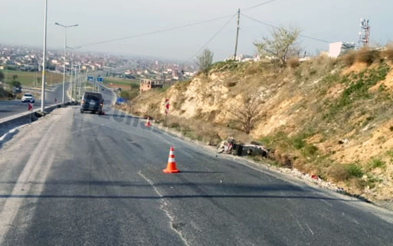 Minibüs, motosiklete çarptı: 1 ölü
