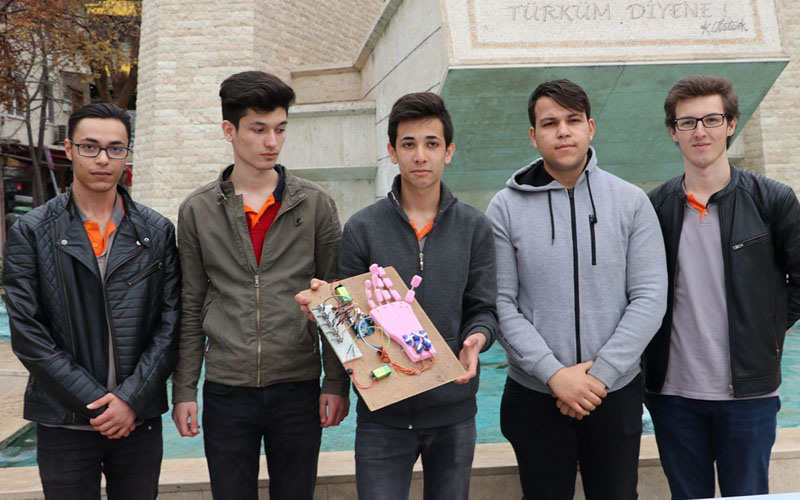 Atık malzemelerle robotik el yaptılar