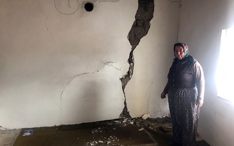 5.1 büyüklüğündeki depremden ilk fotoğraflar