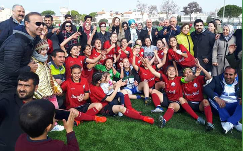 Servergazi İMKB Kız Teknik ve Mesleki Lisesi futbolda Türkiye şampiyonu