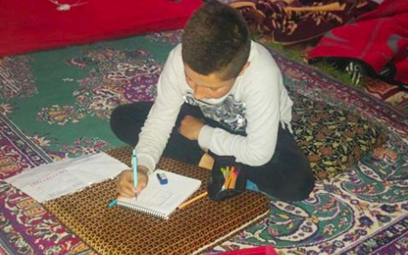 Depremzede Kerem, çadırda ders başında