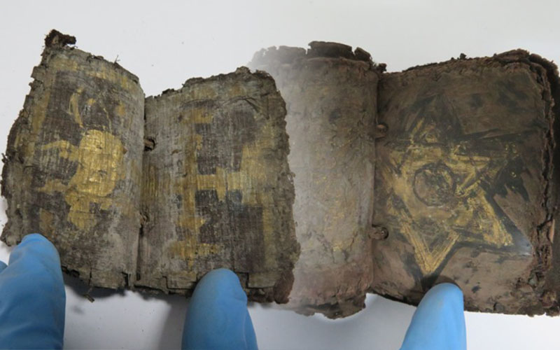 Altın yaldızlı 1500 yıllık el yazması kitaplar ele geçirildi