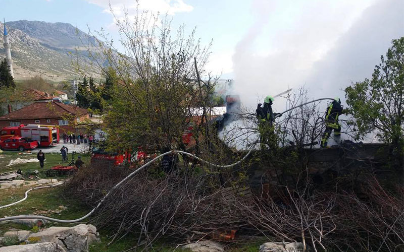 Mahalleliye korkulu anlar yaşatan yangın