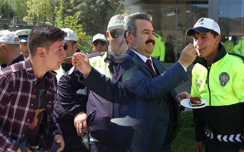 Aynı pozu bu kez polis üniformasıyla verdi