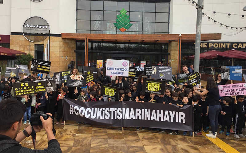 Çocuk istismarı şarkı ve pankartlarla protesto edildi