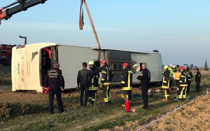 Yolcu otobüsü devrildi: 2 ölü, 22 yaralı
