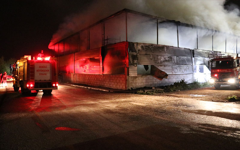 Fabrika alev alev yandı