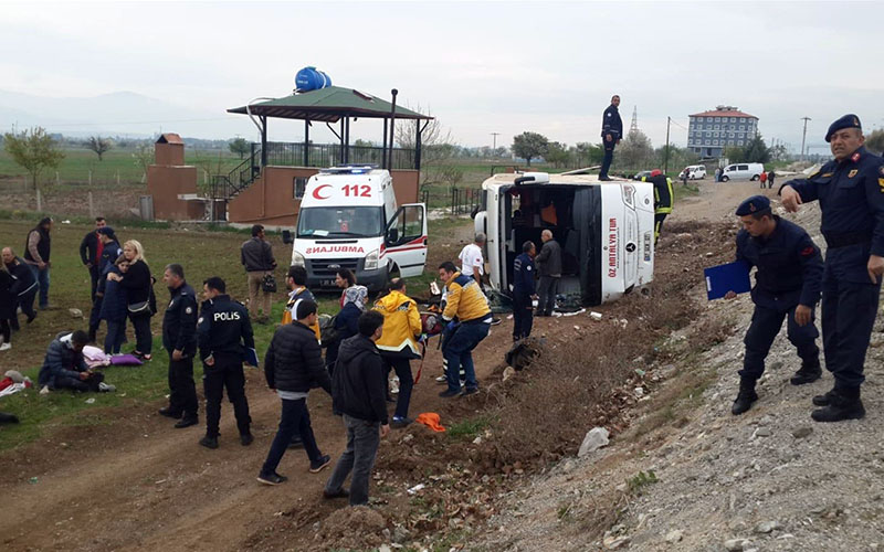 Öğrencileri taşıyan otobüs devrildi: 15 yaralı