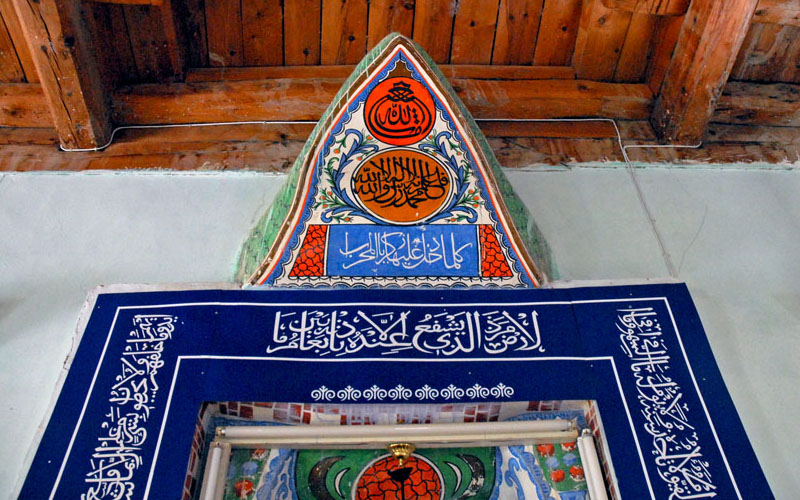 Mihrabında kartal başı yer alan ibadethane: Tekke Camii