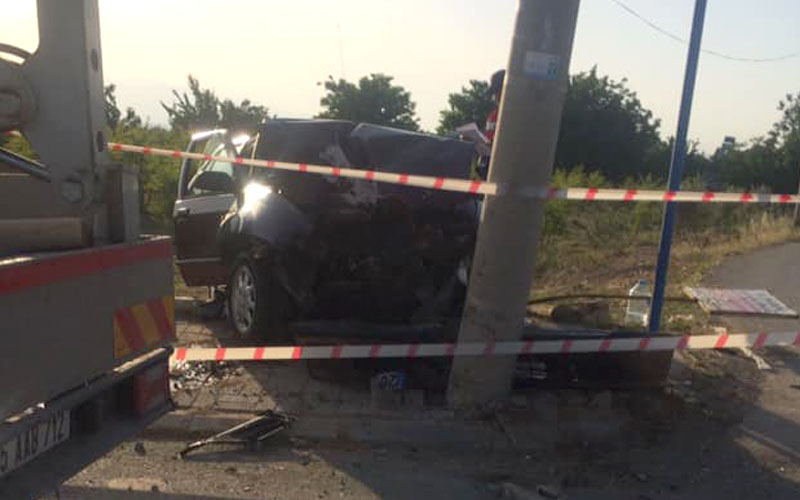 Otomobil elektrik direğine çarptı: 5 yaralı