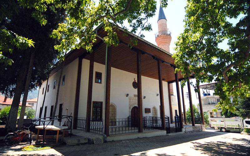 Yazır Camisi süslemeleriyle göz kamaştırıyor