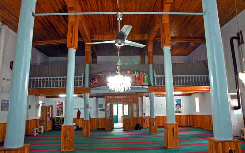 Dev ahşap sütunların taşıdığı ibadethane: Baklan Kuyucak Camii