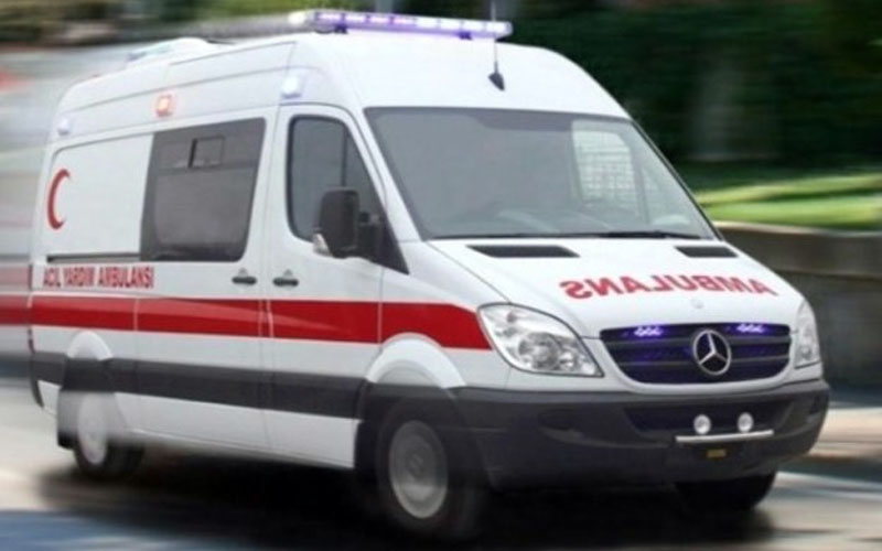 Başına inşaat malzemesi düşen kadın yaralandı