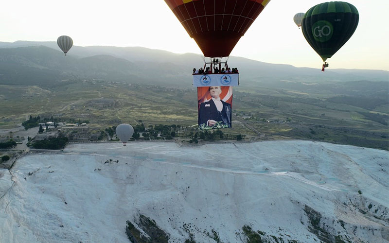 Pamukkale Belediyesi’nden gençlere ‘balon’ hediyesi