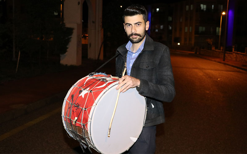 Mahalleliyi sahura muhtar uyandırıyor