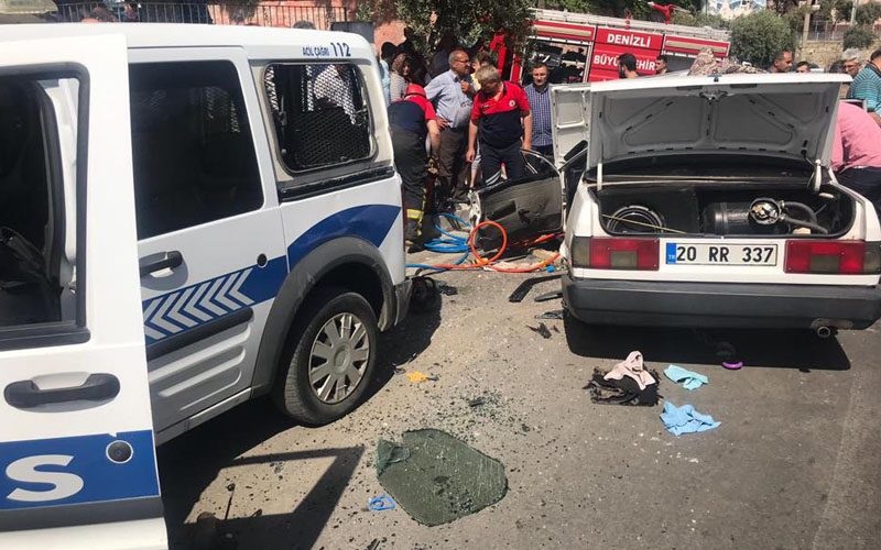 Otomobil park halindeki polis otosuna çarptı: 1 yaralı