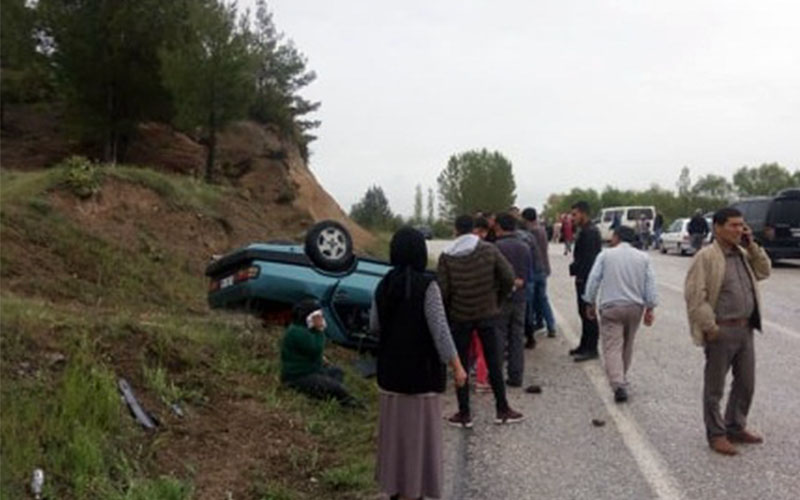 Kontrolden çıkan otomobil ters döndü: 4 yaralı