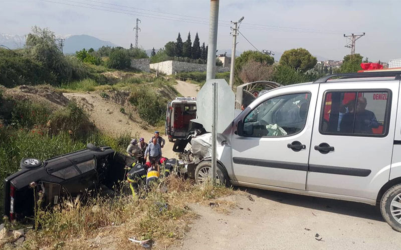 Ticari araçla çarpışan otomobil şarampole yuvarlandı