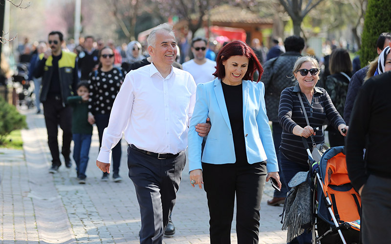 Baharın keyfini parklarda çıkardılar