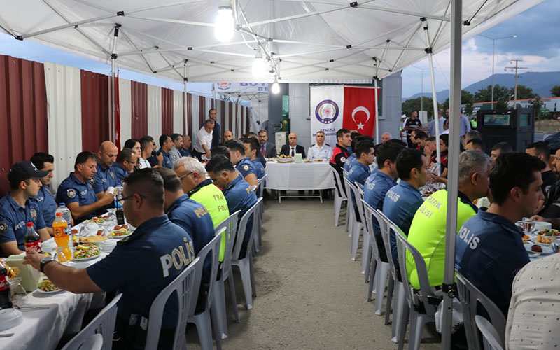 Vali Karahan, uygulama noktasındaki polislerle iftar yaptı