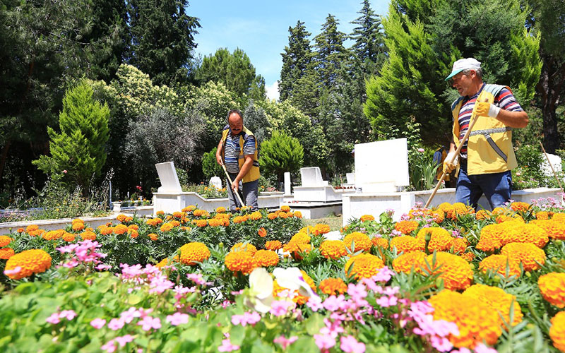 Büyükşehir’den mezarlıklarda bayram temizliği