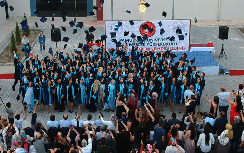 PAÜ Kale MYO’da 120 öğrencinin mezuniyet coşkusu