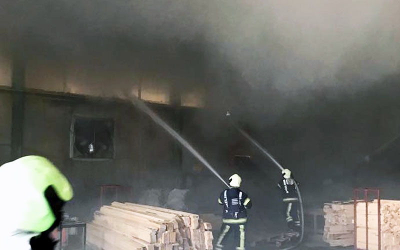 Hacıeyüplü’deki kereste fabrikasında yangın
