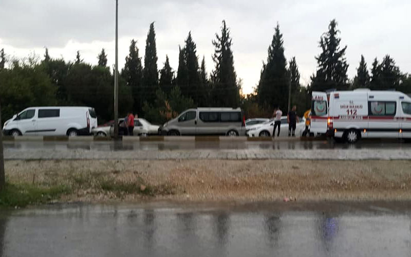 Kayganlaşan yolda 4 araç birbirine girdi