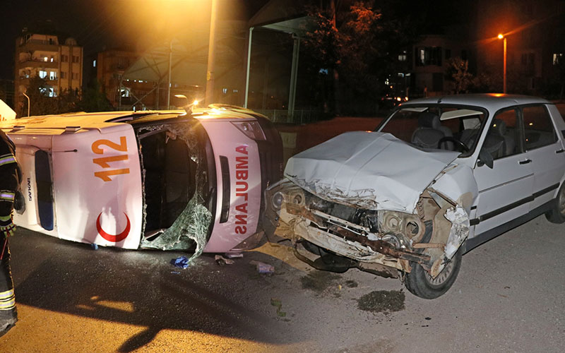 Hasta taşıyan ambulansla otomobil çarpıştı:7 yaralı